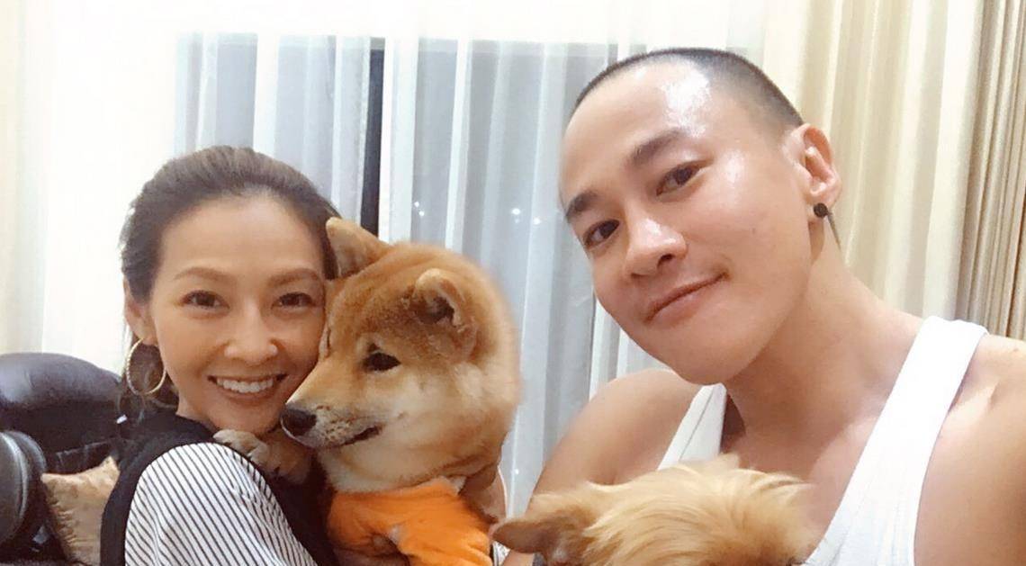 何润东夜店遇真爱,与售货员老婆恩爱14年无子女,婴儿车里放宠物_妻子