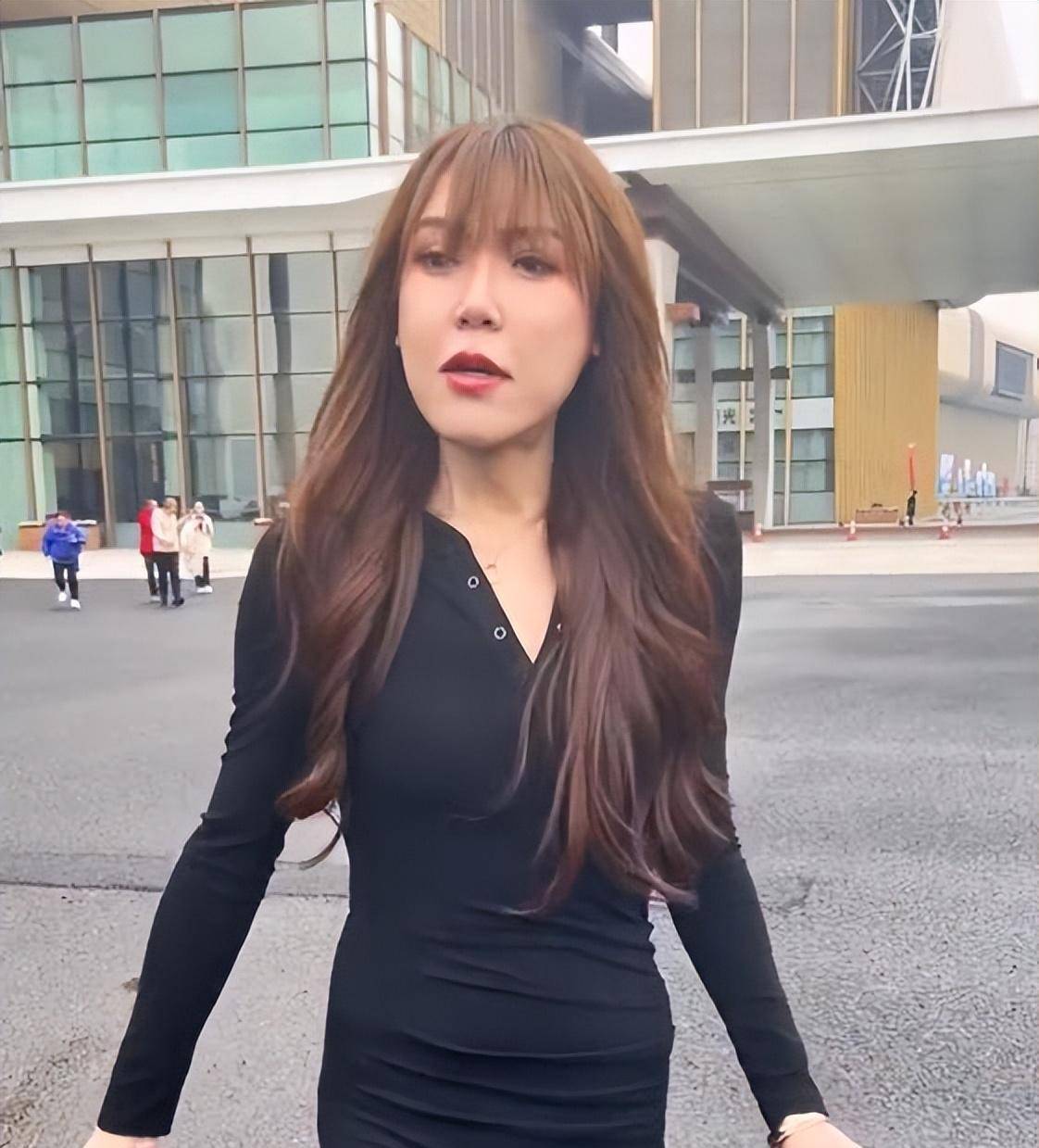 浪胃仙穿紧身裙出席宴会,胸前凸起引热议,网友:真成女人了?