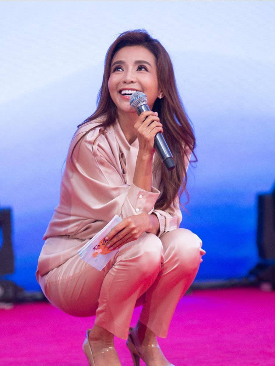 50岁央视朱迅退休后去爬山!