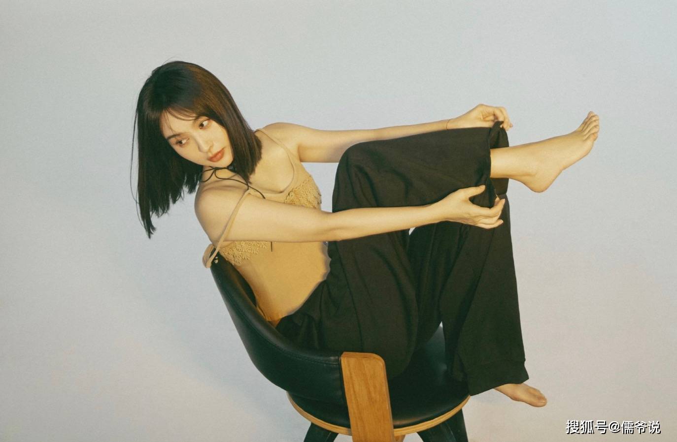 露胸轮廓,晒胯肌肤,黄晓明前女友李菲儿靠擦边炒话题_身材_因为_作品