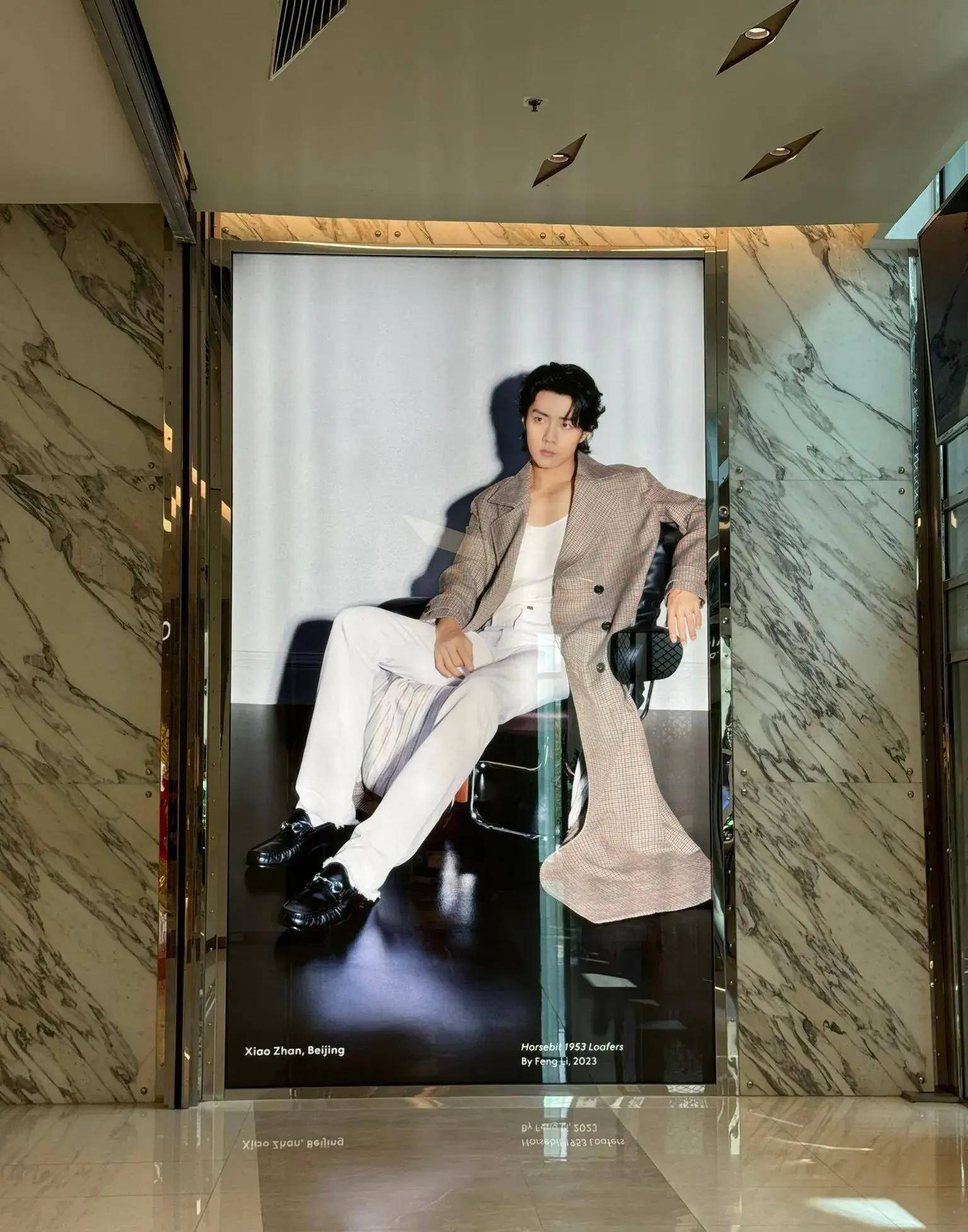 肖战与gucci握手第三年,文艺片幕后照片还是"超现实迷幻"?