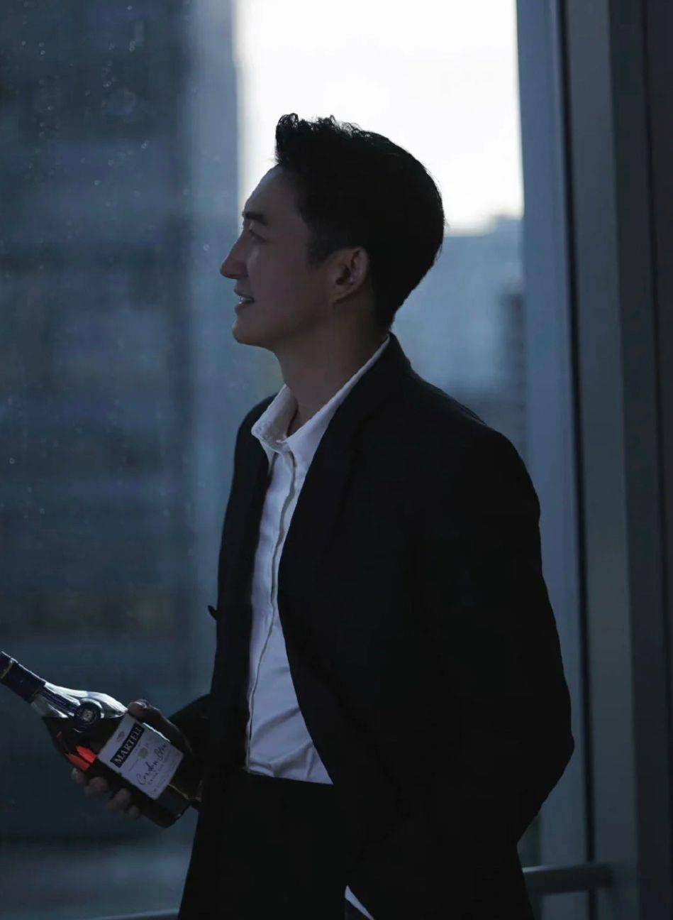 王阳不愧是"叔圈天菜",穿西装优雅有格调,人到中年丝毫不油腻_衣服