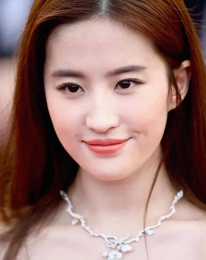 刘亦菲的外表更是美丽,花裙子和钻石项链很受欢迎,闭着眼睛的脸完美