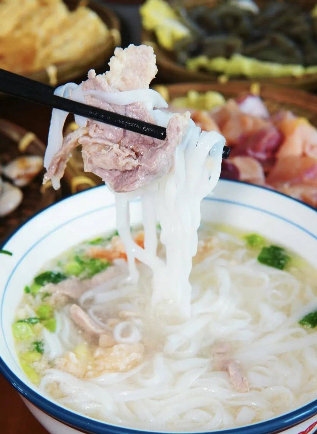 镇上的后安粉店遍地开花,后来也出圈整个海南,是土著们念念不忘的那碗