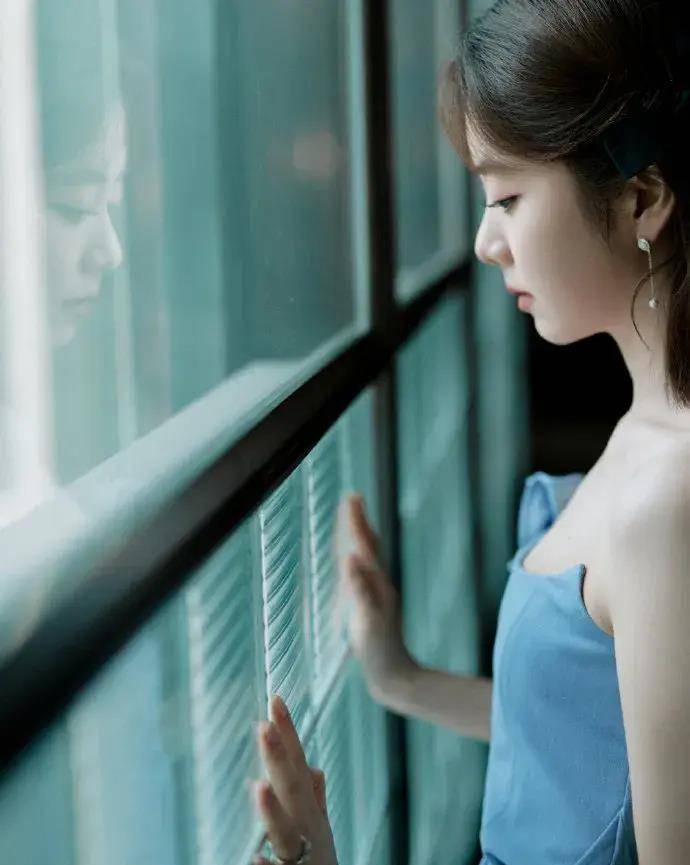 谭松韵的蓝色滚边花裙完美诠释了夏日清爽时尚!