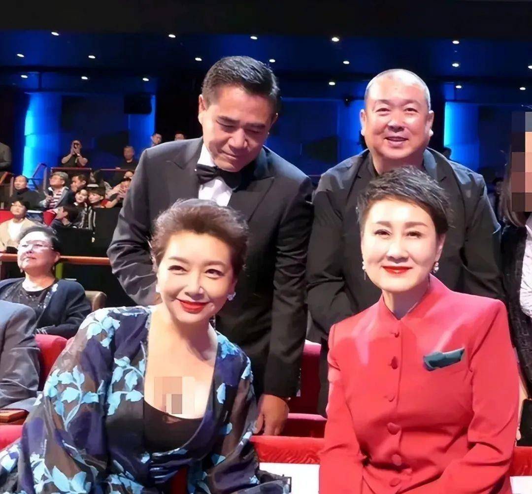 比发福更可怕的是中年油腻:55岁江珊和张凯丽同框,气质差太多_风格