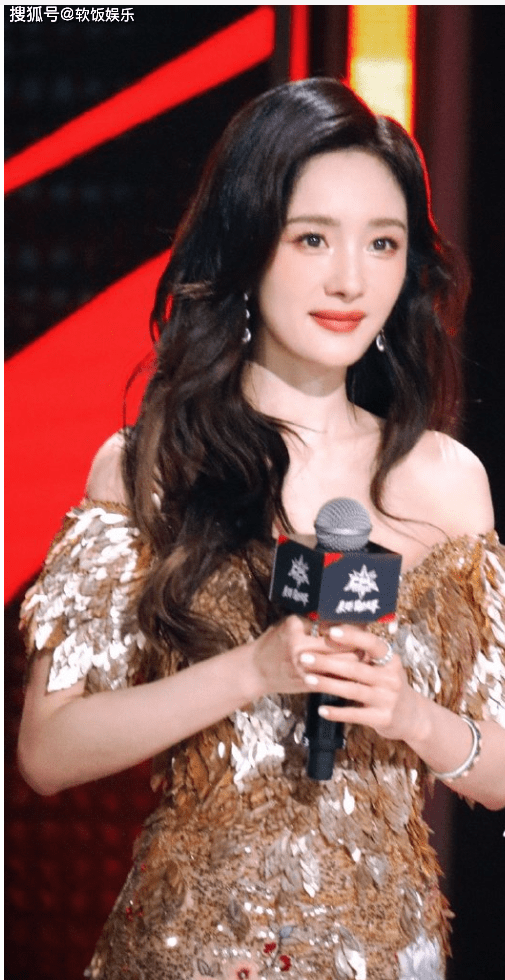 金色长裙尽显高雅气质,劈叉长腿引爆眼球_魅力_社交能力_观众