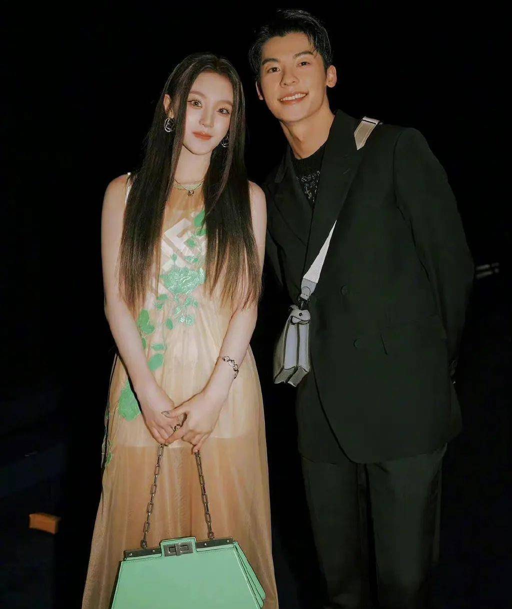 关晓彤和宣美▽两个女孩的相遇,可惜衣服没有强调优点……文永善&