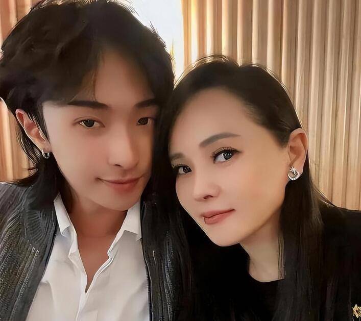 伊能静小哈利提前毕业惊艳纽约大学_母子_儿子_母爱