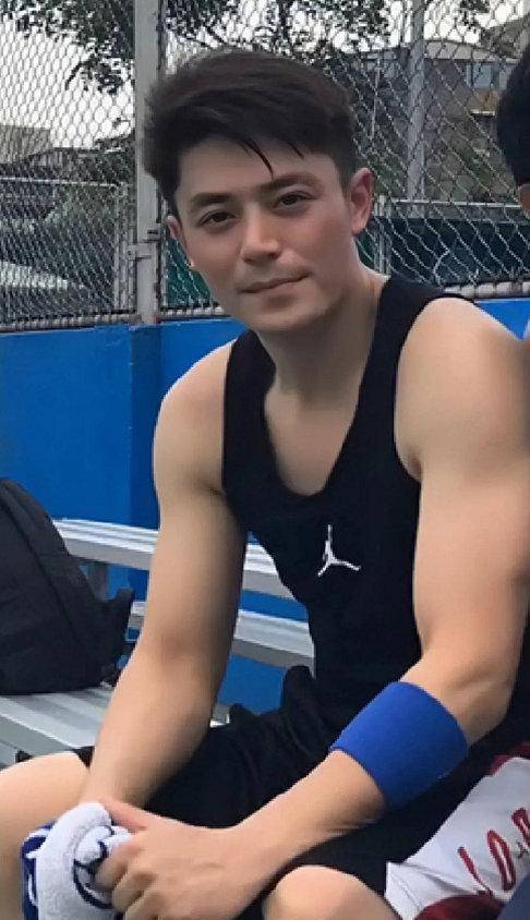 霍建华新照一身肌肉好壮硕,颜值帅回白子画_白色_蓝色_背心