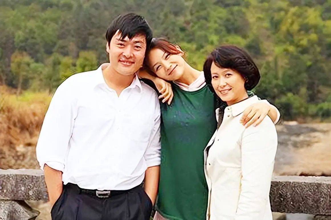 (右起:左翎,曹曦文,张桐《野鸭子》剧照)2005年,左翎的女儿已经14岁了