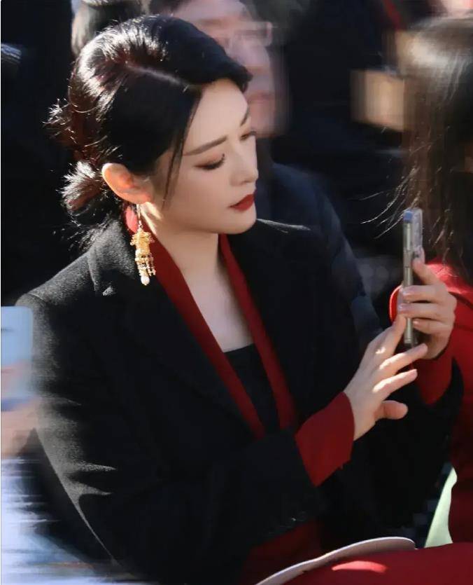 被耽误的女神这次拦不住了,美的滤镜都多余_黑色_显得_照片