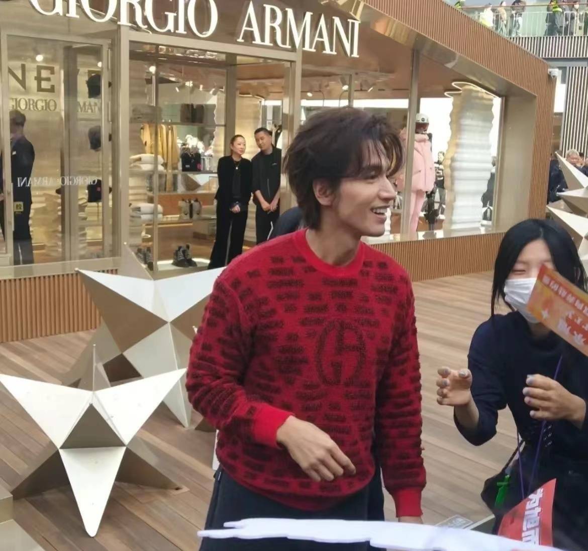 46岁言承旭现身成都太古里,看起来一点也不显老,依然年轻帅气_网友