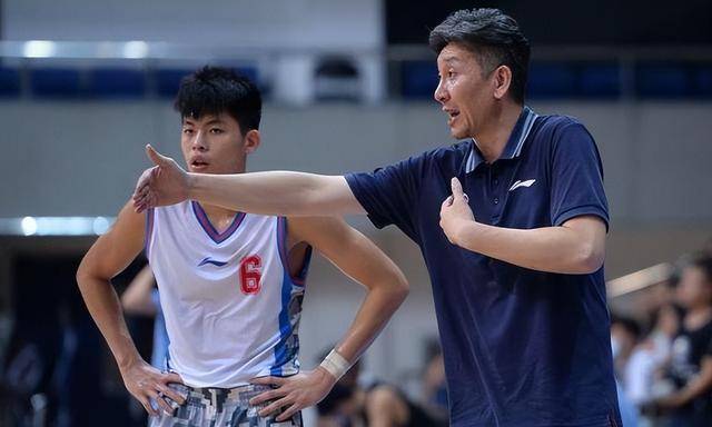 同时也是三人国家队成员的刘长江正式完成了注册,加入深圳男篮