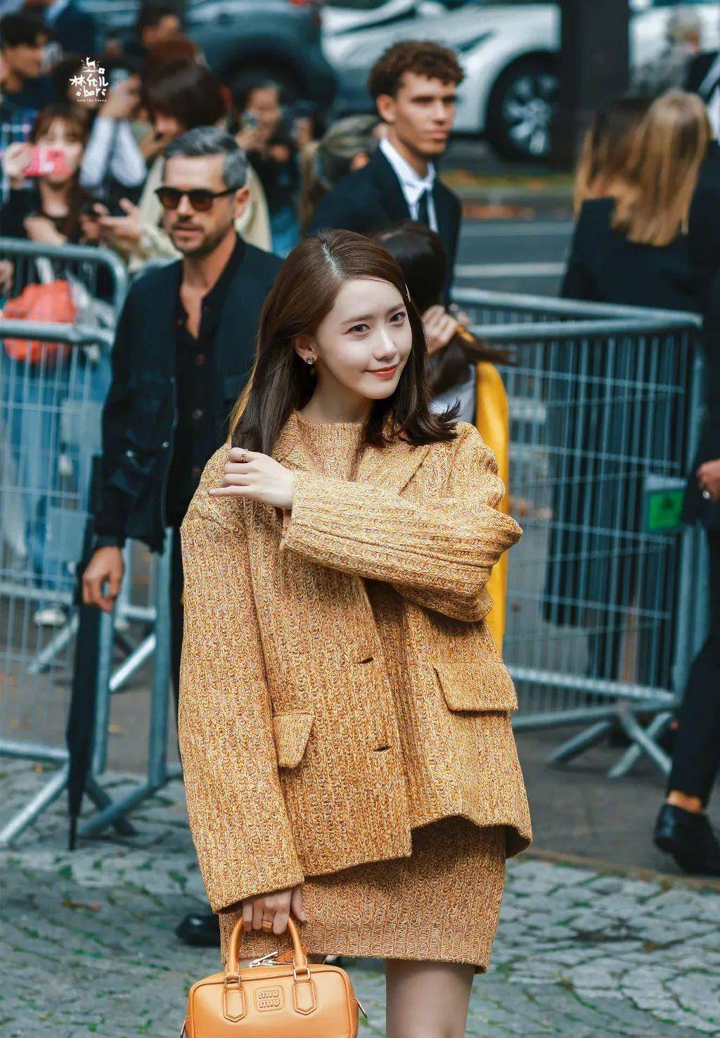 怎么可能,一定是她俩谁改年龄了!_时装周_迪丽热巴_miu