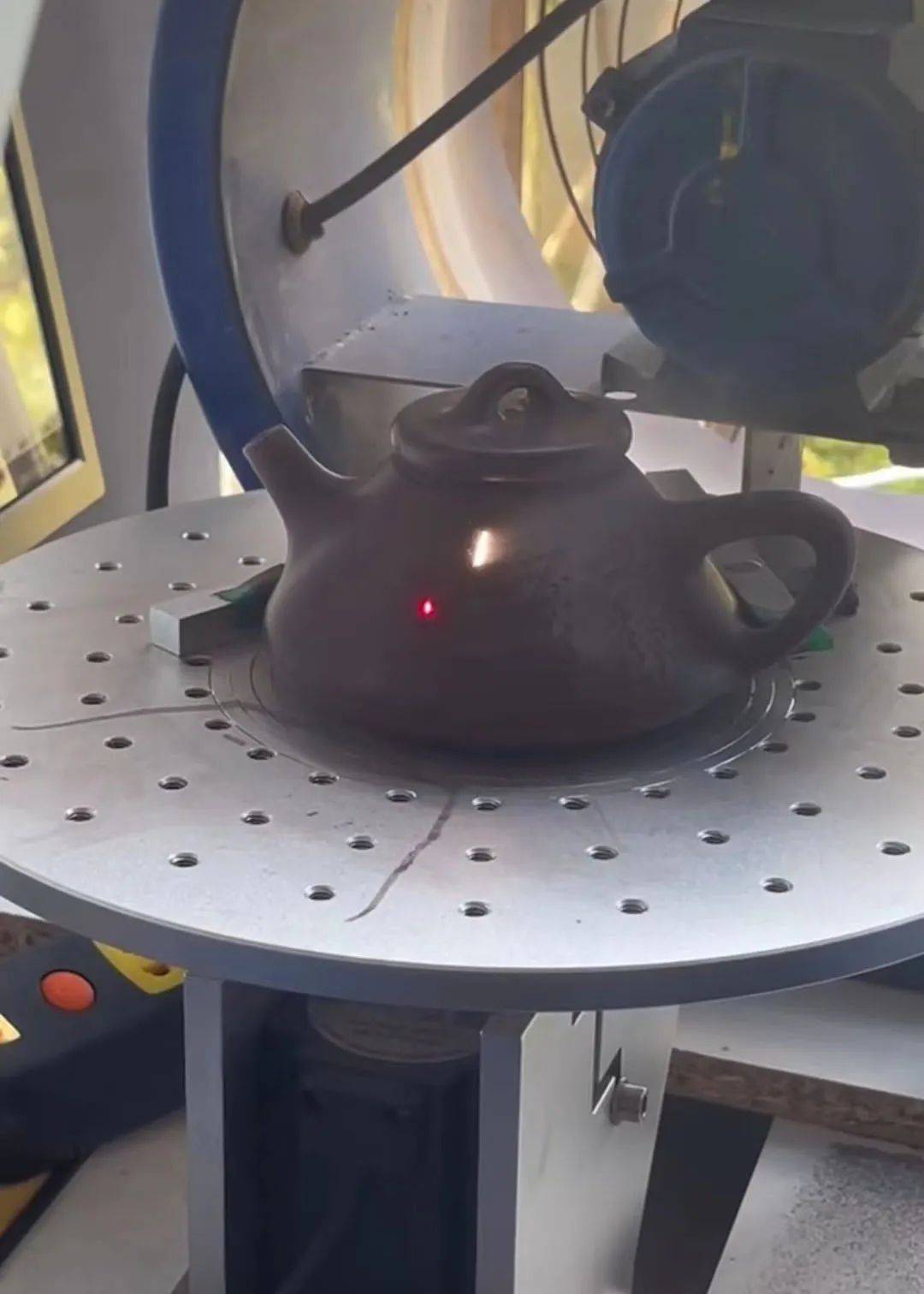 紫砂壶：如何区分手工陶刻与机器刻绘？ 