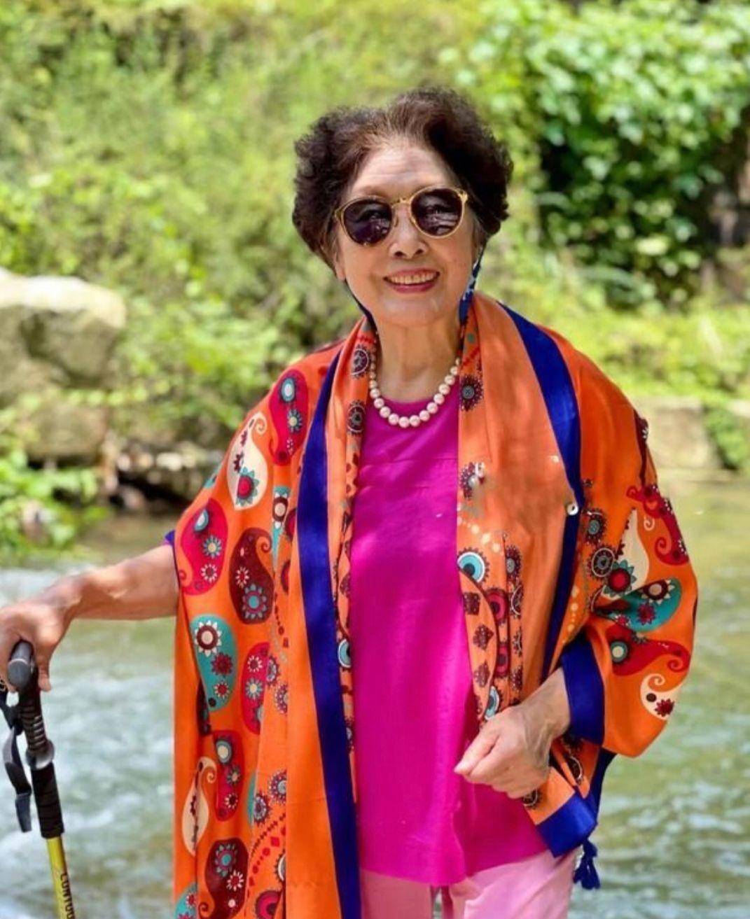 中国大妈的"三件套":墨镜,丝巾,碎花裙,原来可以这么高级_颜色_时尚