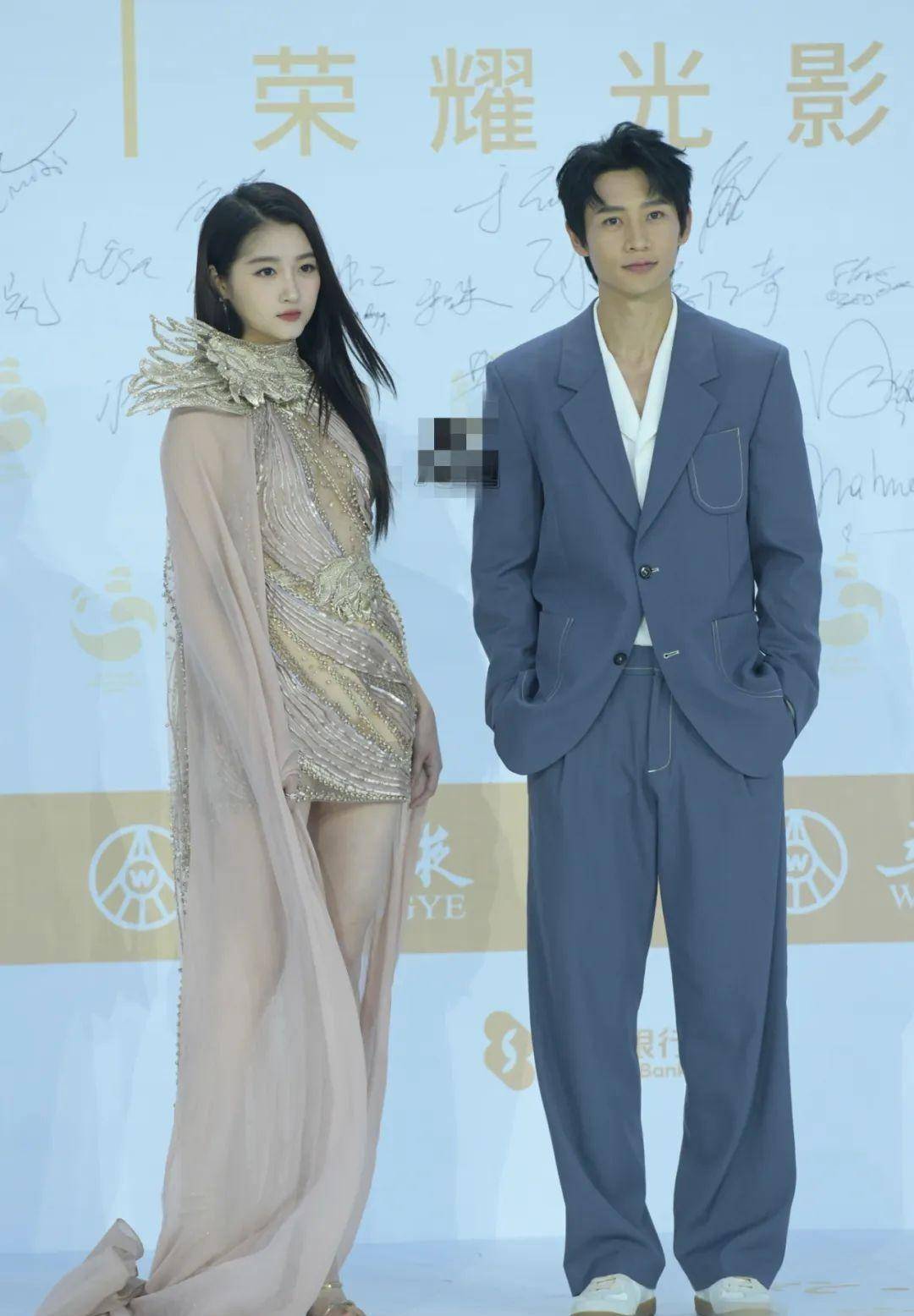 久违的电影红毯,关晓彤又穿错,钟楚曦太迷人,成龙张艺谋状态好_明星