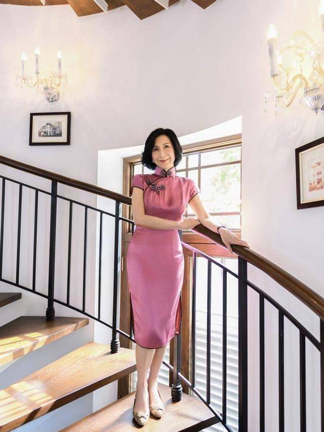 62岁新加坡第一名媛,穿最美的旗袍打最狠的商战,不爱炫富真清流