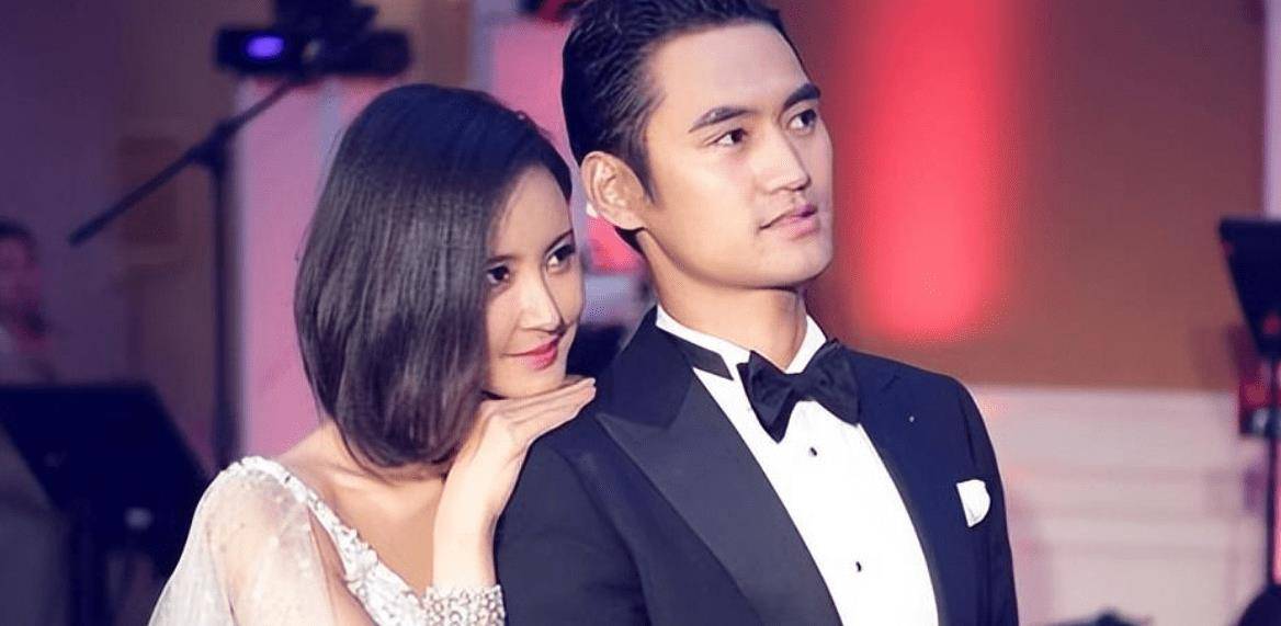 伴娘和伴娘的伴郎组成的大型代表团也出席了婚礼.