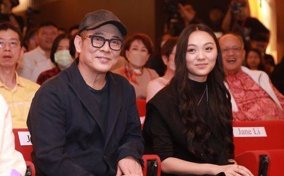 李连杰携女赴台,牙齿发黑自曝身体差,女儿脱发严重疑抑郁症加重_jane