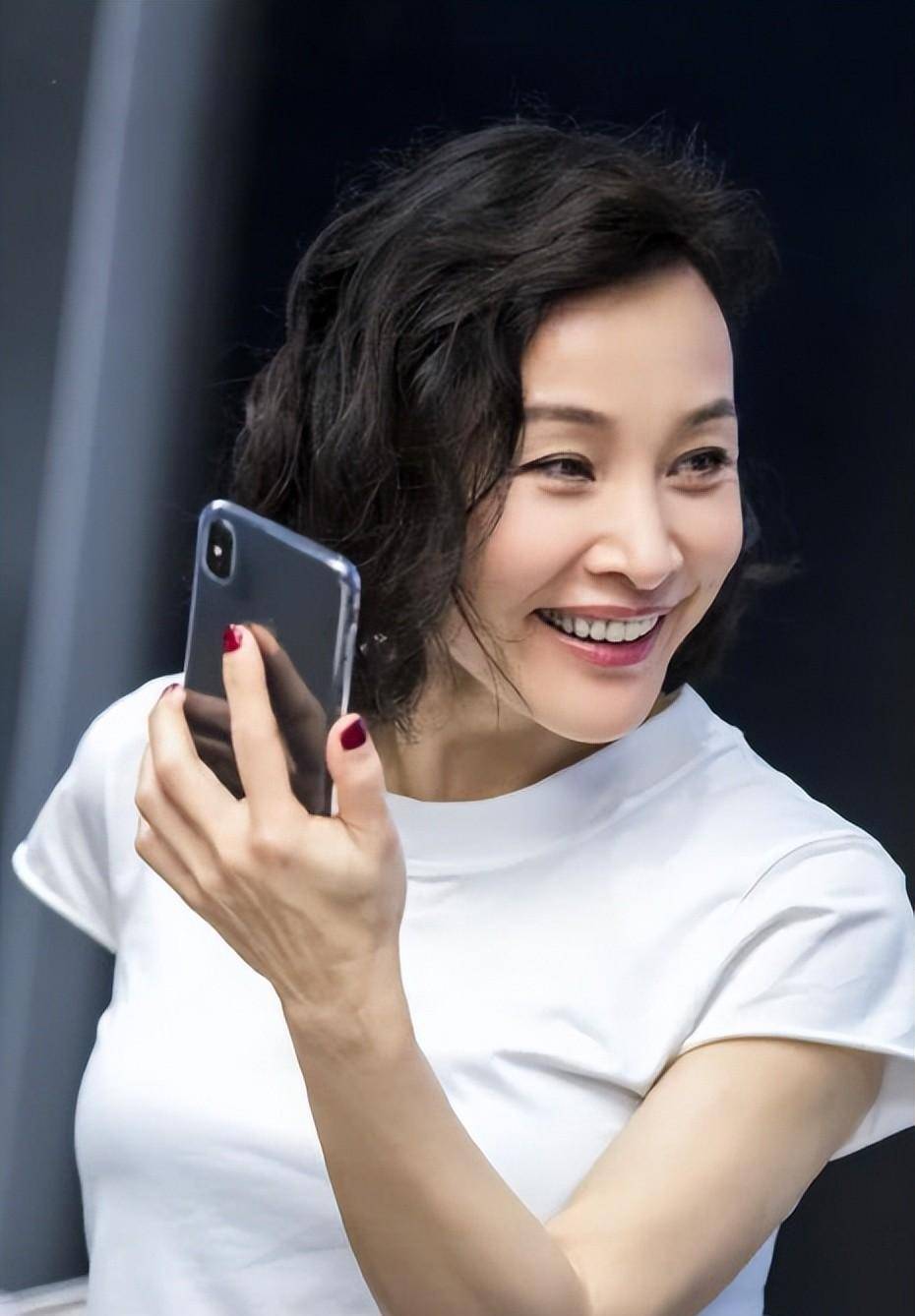 61岁挑战少女碎花红裙,丰满身材令人羡慕_红色_时尚_连衣裙