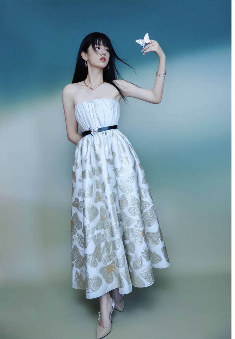 周也白色抹胸裙出镜,尽显好身材,气质清新脱俗!_作为一个_青春_世界
