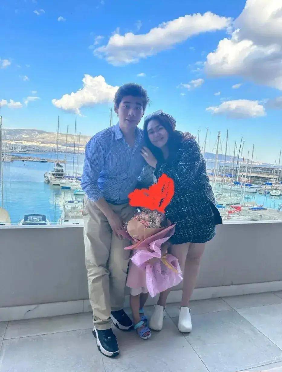 何超盈女儿近况曝光:像公主,偏爱外婆,不介意妈妈照顾舅舅子女_梁安琪