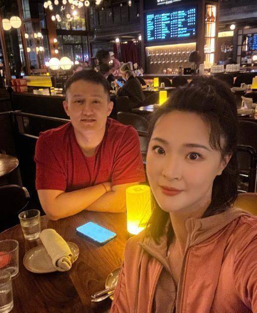 惠若琪一家游玩,买60元一根冰淇淋摆拍,学霸老公拎包抱娃超贴心_女儿