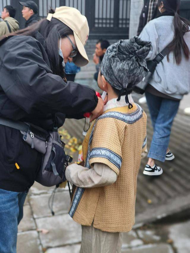 女童横店当童漂4个月赚250元_吴兰_小伊_孩子