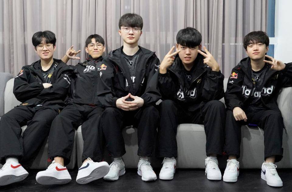 大量网友认为t1战队会拿到最终的冠军,虽然小编非常支持wbg,但是还是