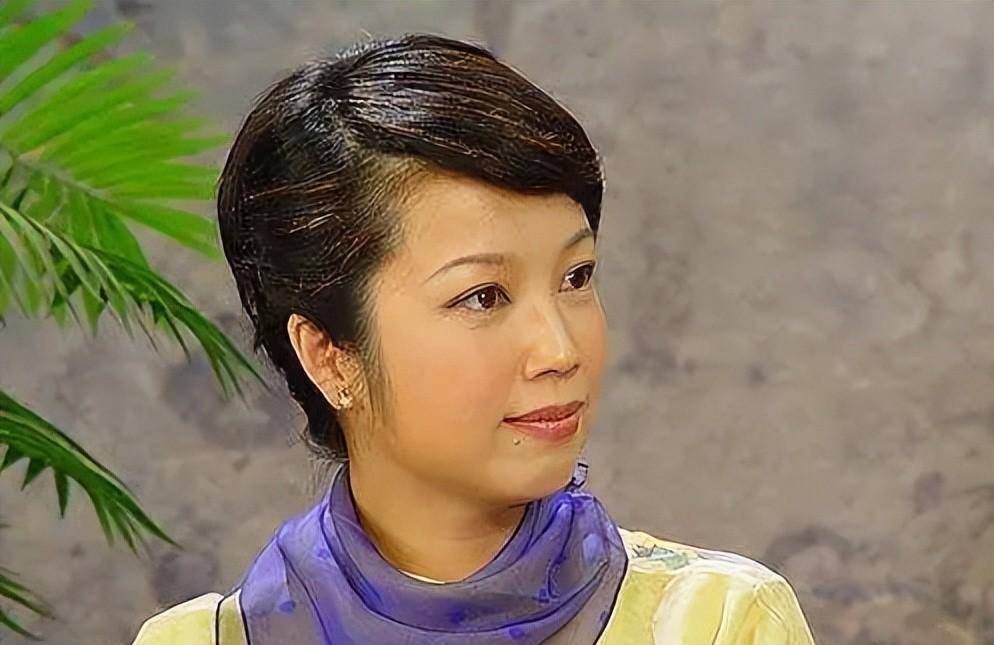 作为一个十几岁的女孩,主持人的作品也对她有着强烈的吸引力.