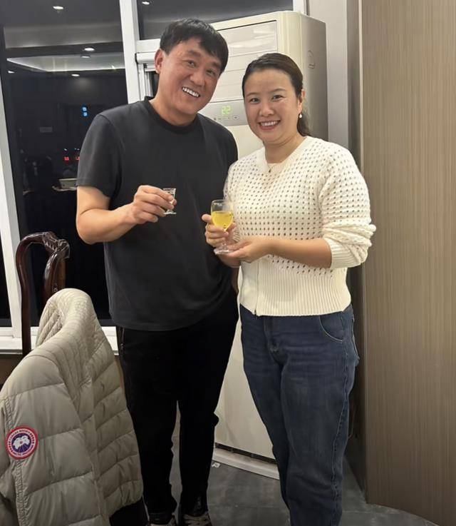 何冰的脸都红了,和女网友站在一起的样子就像一个年轻的女孩