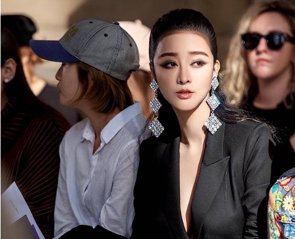 用5套别墅钱整成明星出道,嫁主刀医生,婚后发现丈夫有个男朋友_何承熹