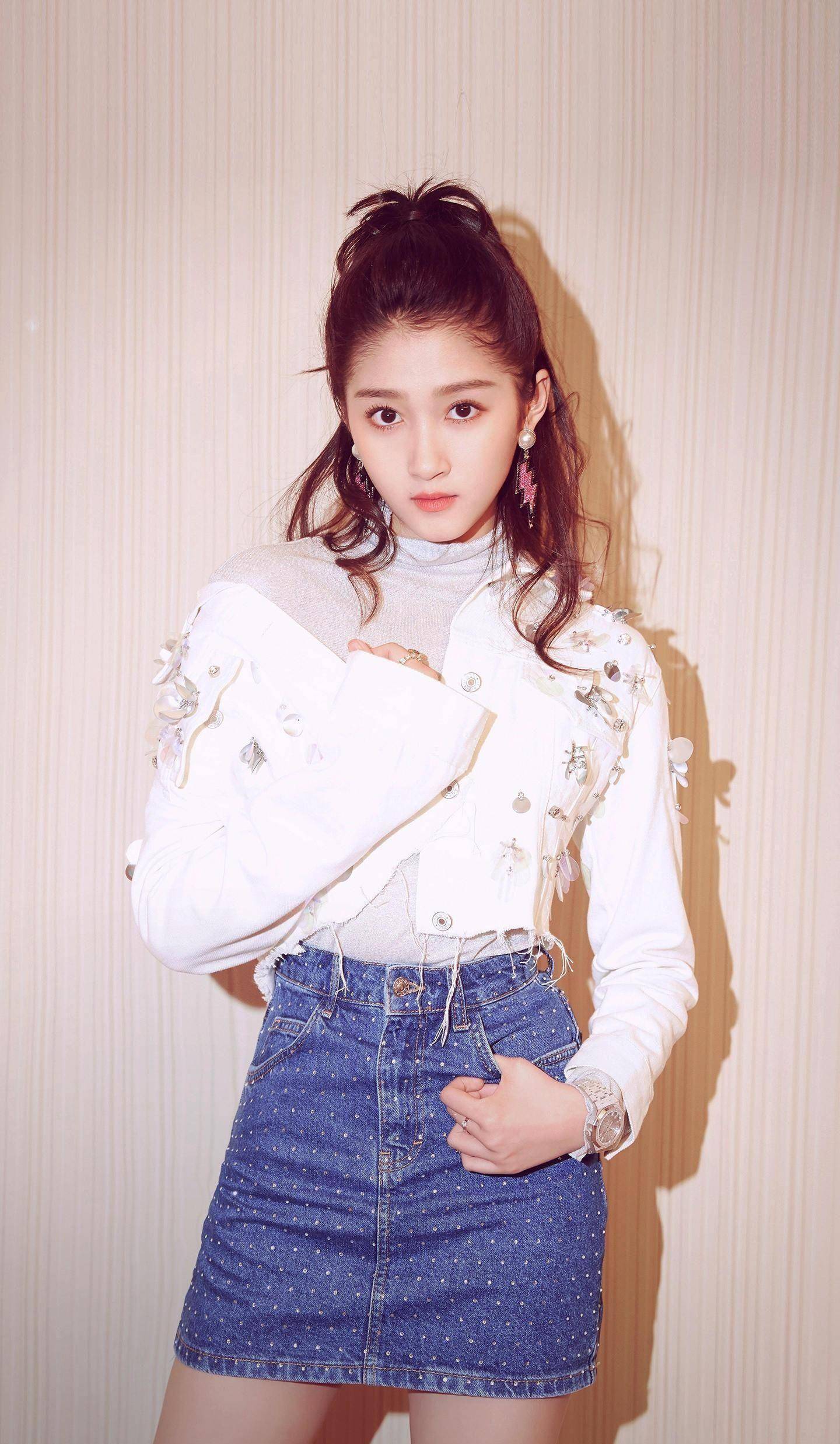 保持良好的身体和皮肤是一个挑战,但关晓彤似乎把它变成了日常生活