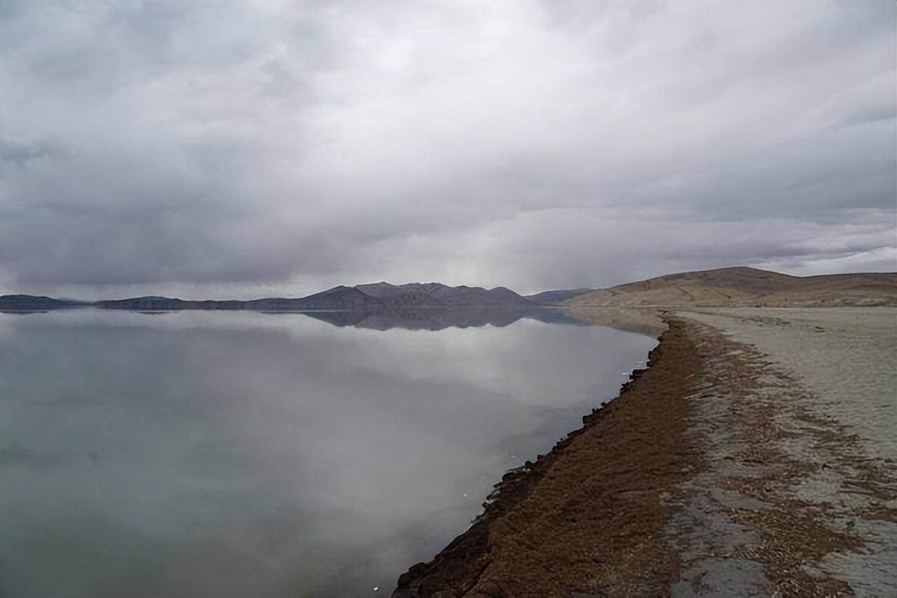 西藏有个湖叫"鬼湖",岸边寸草不生,其深度至今都是个迷_湖水_湖面