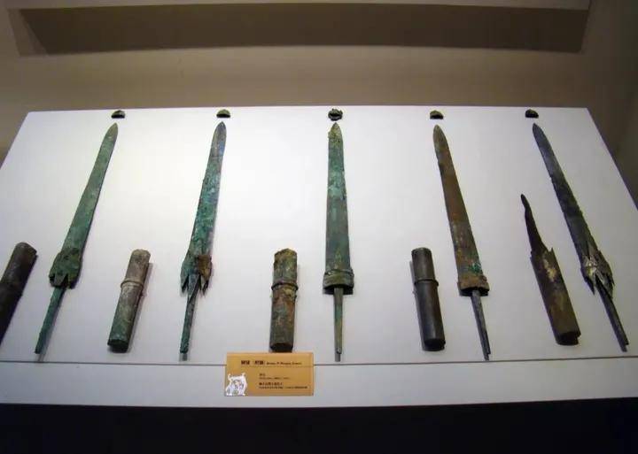 汉代铍,注意锯齿形铜箍,这是汉代的改进版汉代铩,有的放弃劈砍功能,改