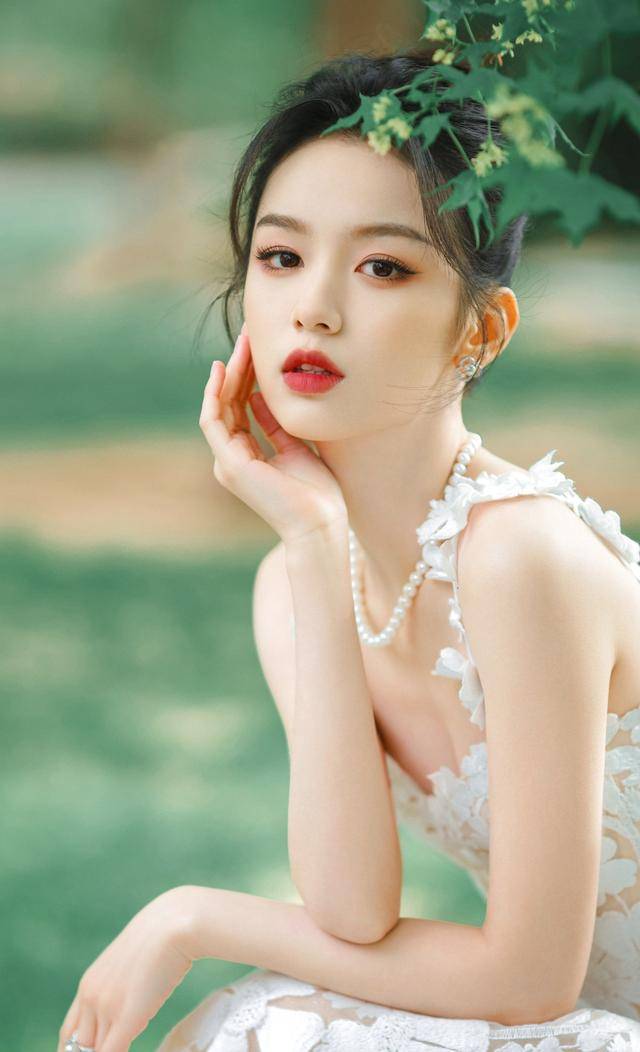 周也代言写真露出白皙香肩!她肌肤娇嫩身材曼妙太美了_白色_美女_蝴蝶
