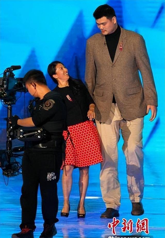 姚明与潘晓婷合照令人遐想:身高不是限制!梦想才是关键!