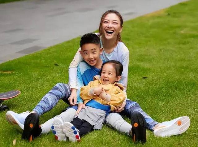 应采儿晒萌娃近照,jasper穿西装超帅气酷似爸爸,弟弟留长发造型