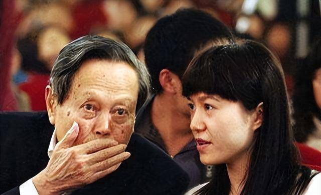 48岁翁帆罕见换发型,一头卷发为100岁老公庆生,五官酷似杜致礼_魅力