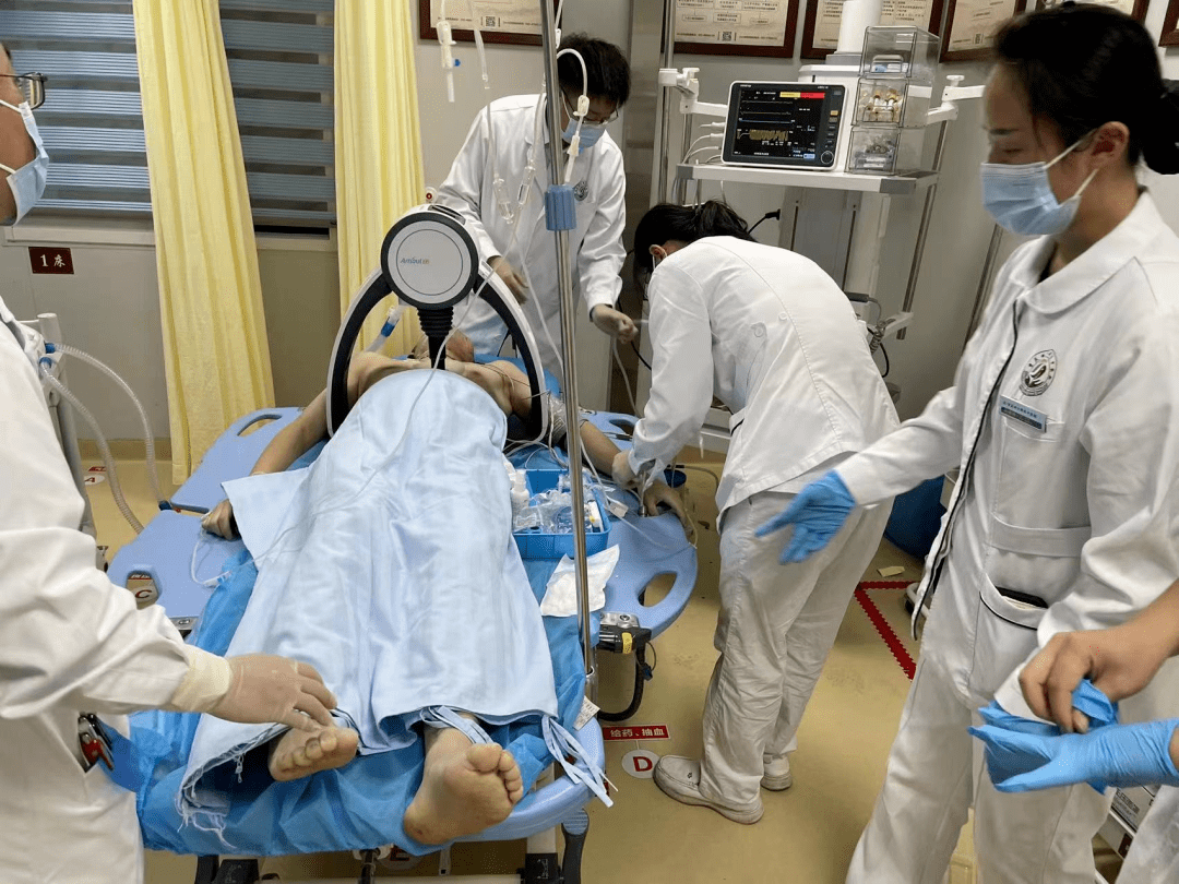 命悬一线,两江新区中医院多科室联合抢救重症车祸伤患者