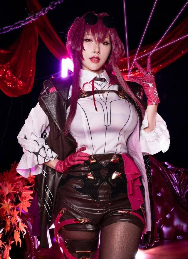 雨波_haneame cos《崩坏:星穹铁道》卡芙卡,美得令人窒息!