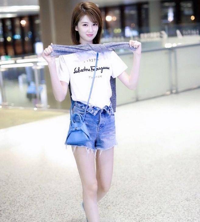 乔欣再次突破颜值巅峰,翻领牛仔短裤搭配白色短袖魅力十足!