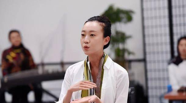 她在北京舞蹈学院当了老师,然后攻读了博士学位.