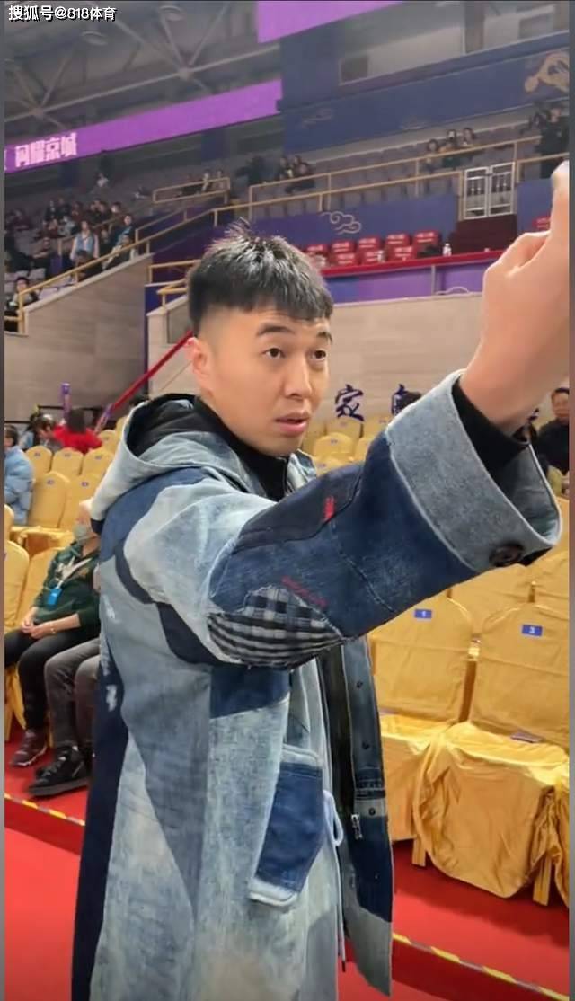 呼唤师弟齐麟被婉拒,与阿不都于德豪拥抱致意_新疆队_球员_投篮