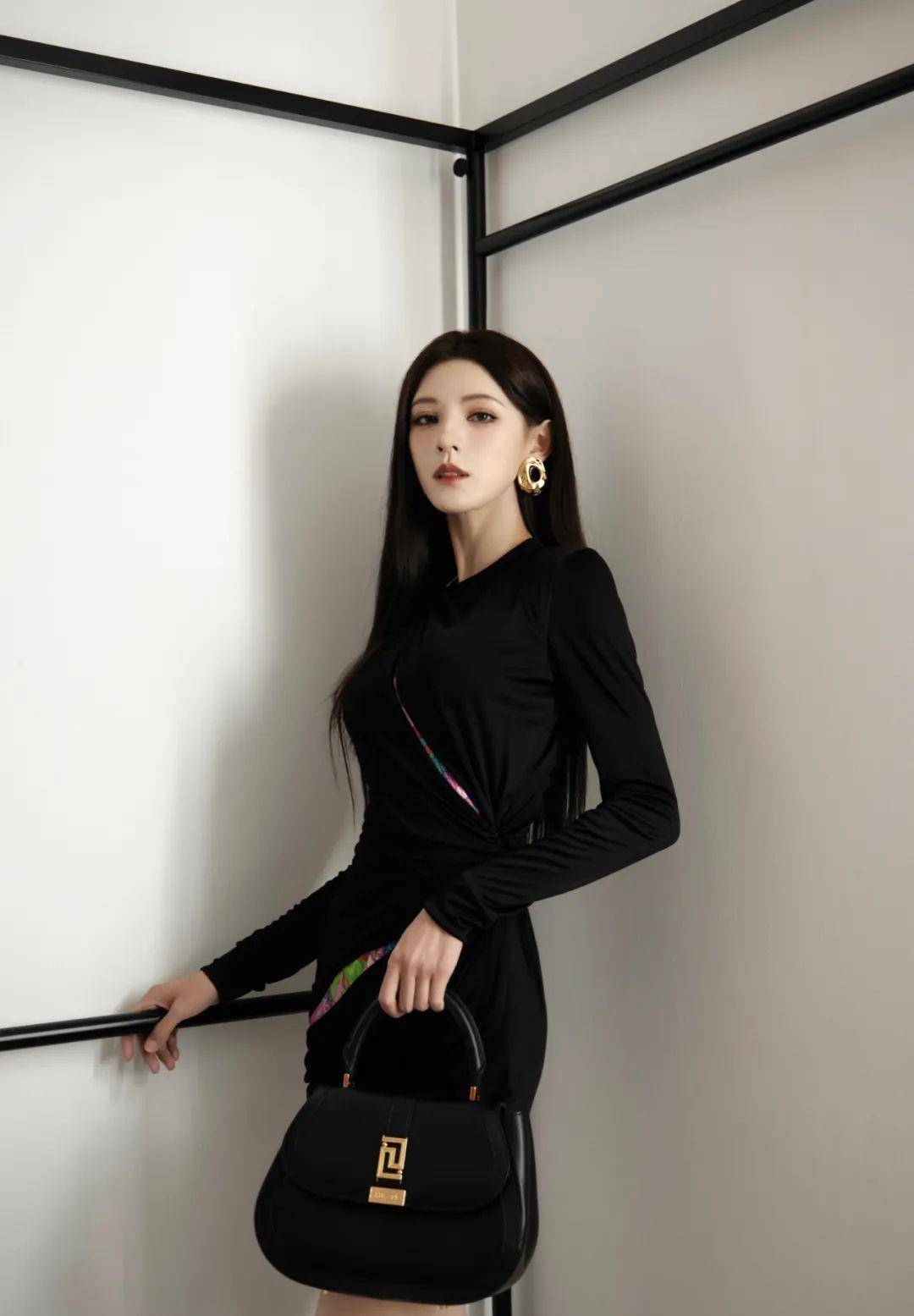 张予曦扫楼造型引热议,完美腰臀比与修长美腿,让人心动不已_身材_短裙