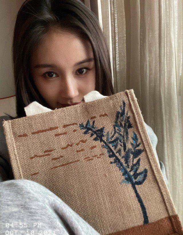 吴永恩探班王子文,贴心的为她撑着伞,紧紧盯着女友很是深情_男友_穿着