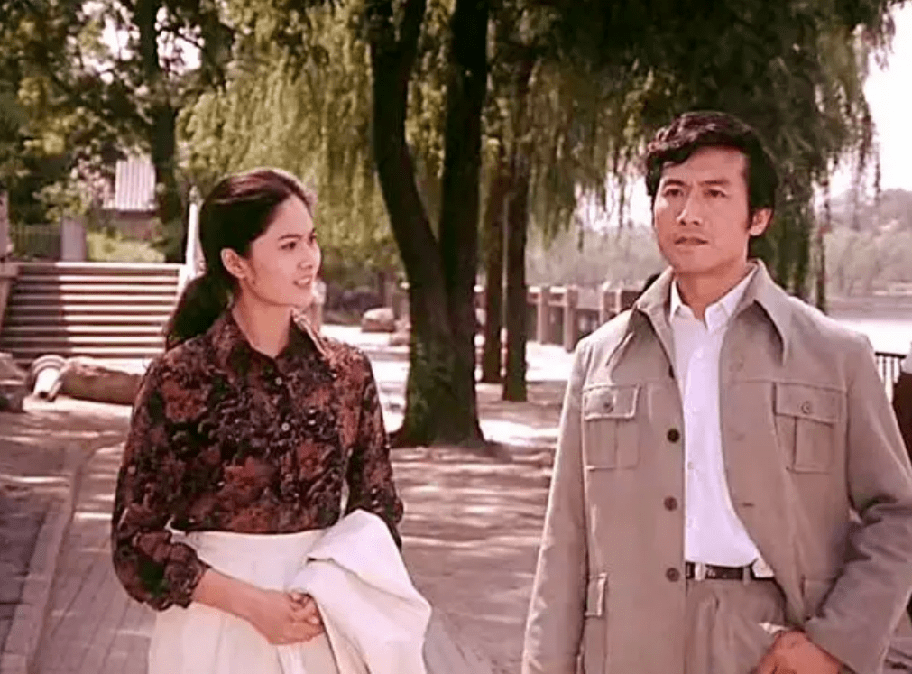 女星韩月乔:80年代红极一时,前夫家世显赫,息影后成了知名画家_发展