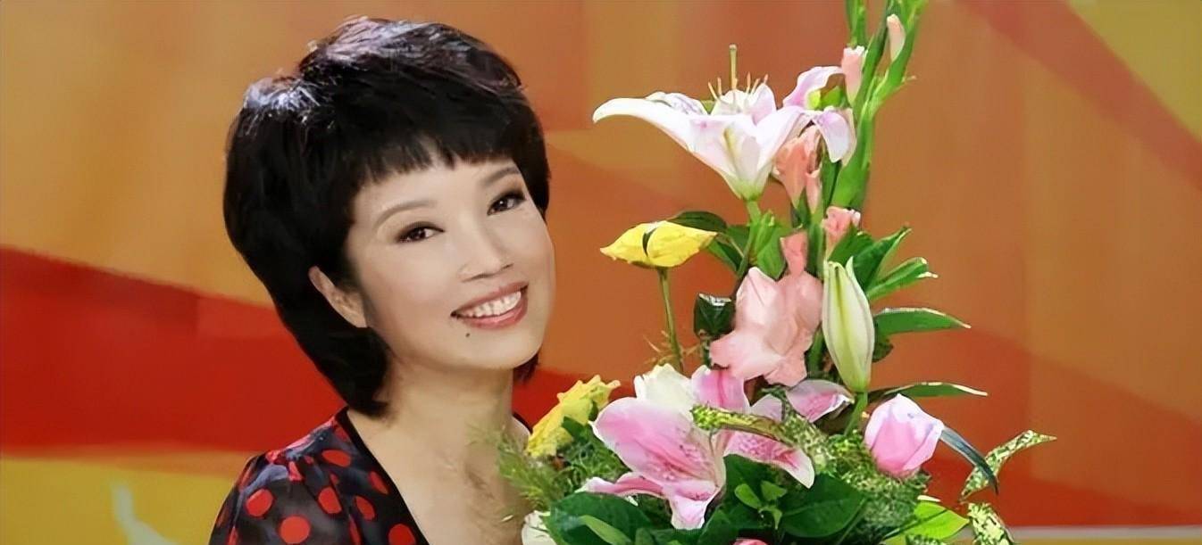 从央视主持人,到扮演周总理夫人,她的人生因4次"意